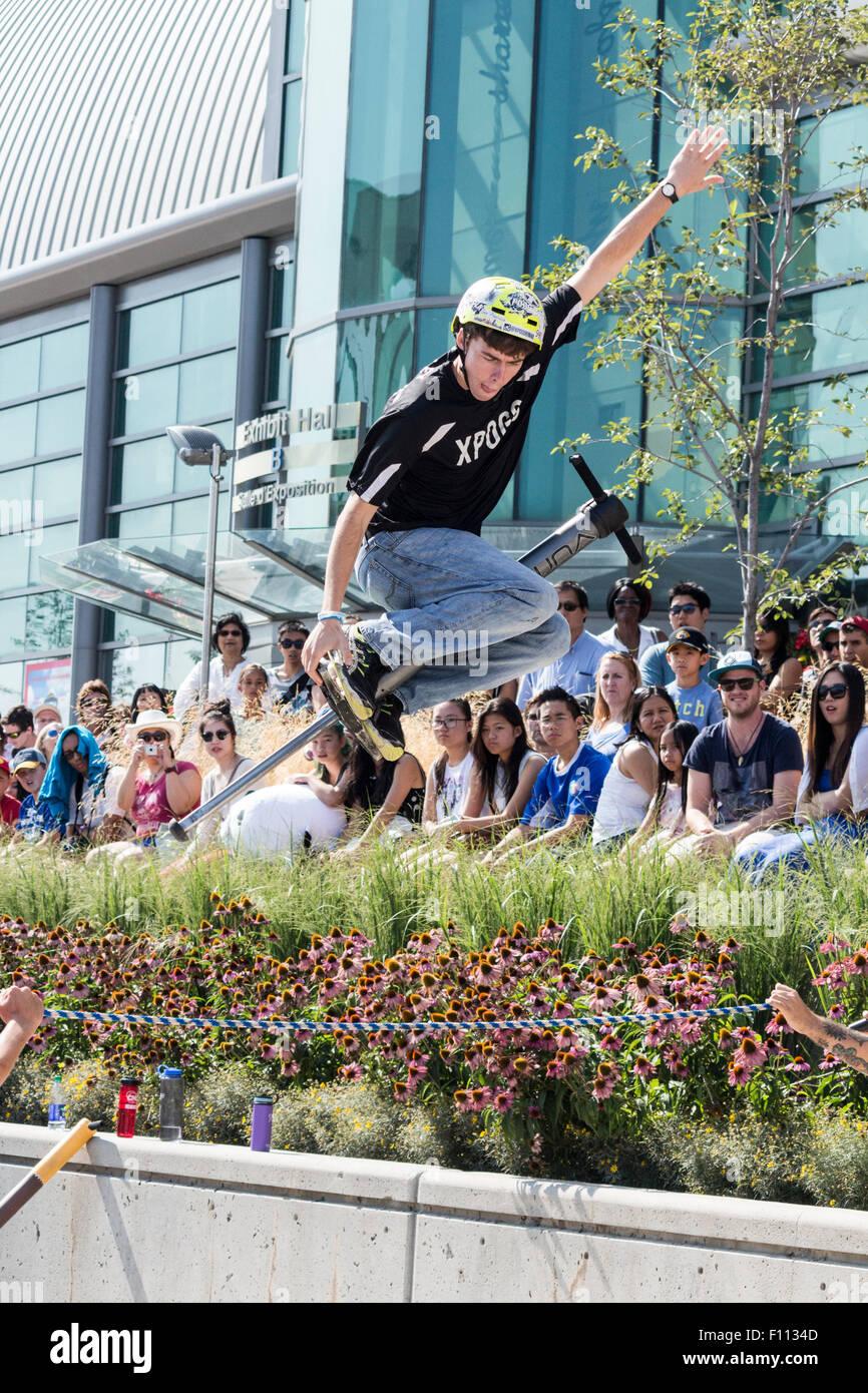 Springstöcken Team und Stuntman Ryan O'Malley springt ein Seil an der Canadian National Exhibition in Toronto, Ontario Kanada Stockfoto