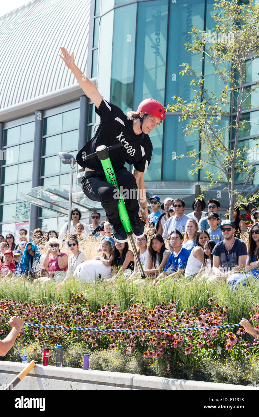 Springstöcken Stunt-Team-Mitglied kanadischen Dan Mahoney springt über ein Seil an der Canadian National Exhibition in Toronto, Ontario Kanada Stockfoto