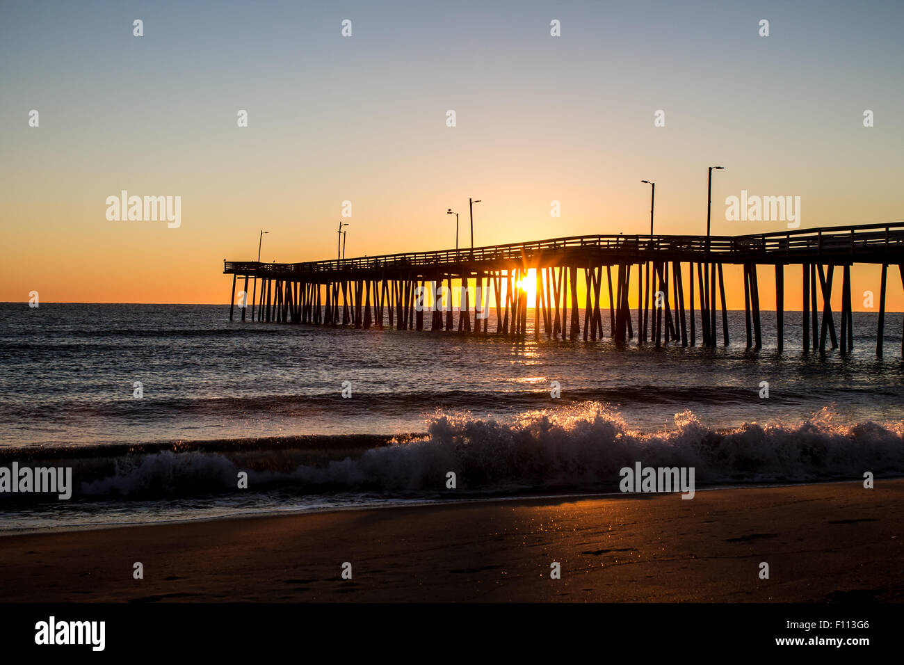 Virginia Beach Fishing Pier bei Sonnenaufgang. Stockfoto