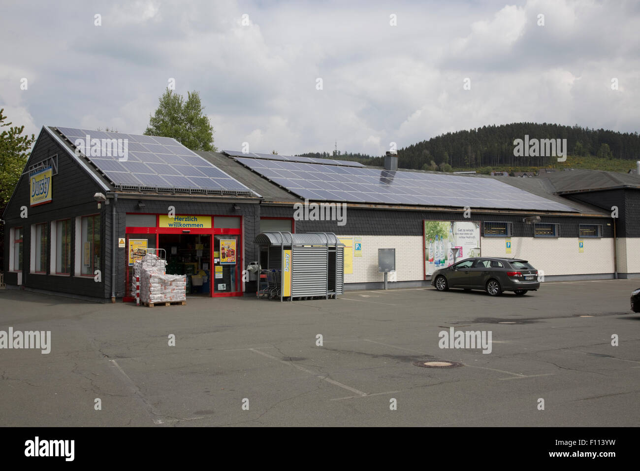 Große PV-Solardach auf Dursty Supermarkt Deutschland Stockfoto