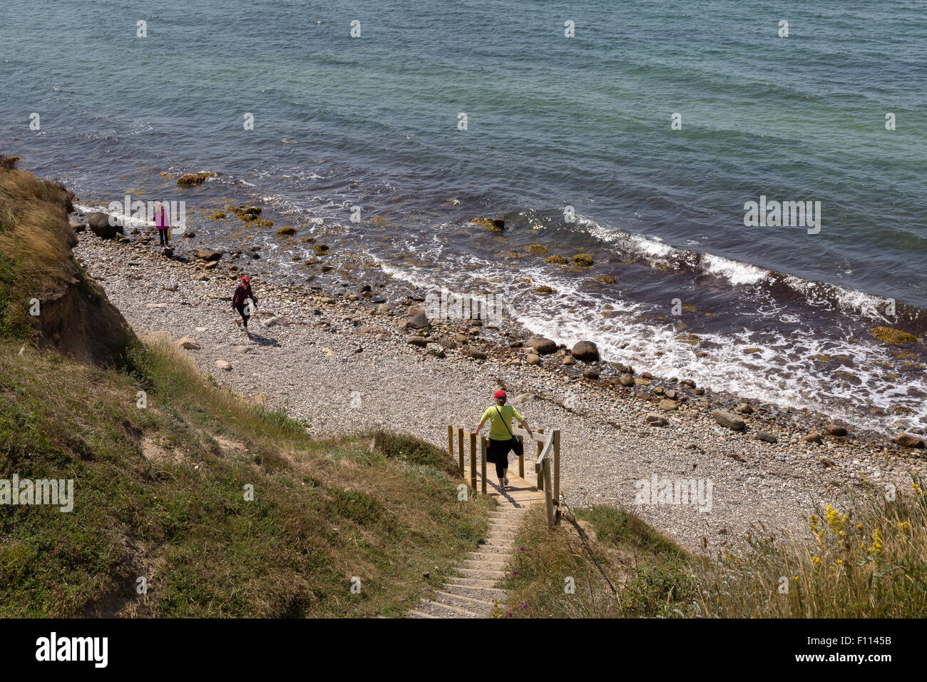 Touristen am Strand von Voderup Klint auf der Insel Aero, Dänemark Stockfoto