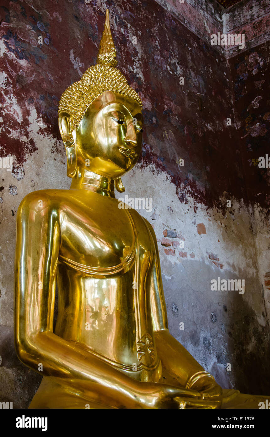 Alten vergoldeten Buddha Statuen auf der Veranda des Wat Suthat, Bangkok, Thailand. Stockfoto