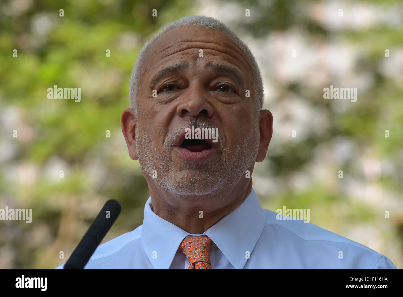 New York, Vereinigte Staaten von Amerika. 24. August 2015. NYCHA General Manager Michael Kelly beschreibt die vorgeschlagenen strukturellen Verbesserungen an den Queensbridge Häusern stattfindet. Bürgermeister Bill de Blasio gemeinsam mit ausgewählten Bundes-, bundesstaatlichen und lokalen Beamten, die Ersetzung der Dächer in den NYCHA Queensbridge Häusern, die Nationen größte öffentliche Wohnanlage, bekannt zu geben und zu erklären, die Ziele der "NextGeneration NYCHA" Sozialwohnungen neu zu beleben. Bildnachweis: Albin Lohr-Jones/Pacific Press/Alamy Live-Nachrichten Stockfoto