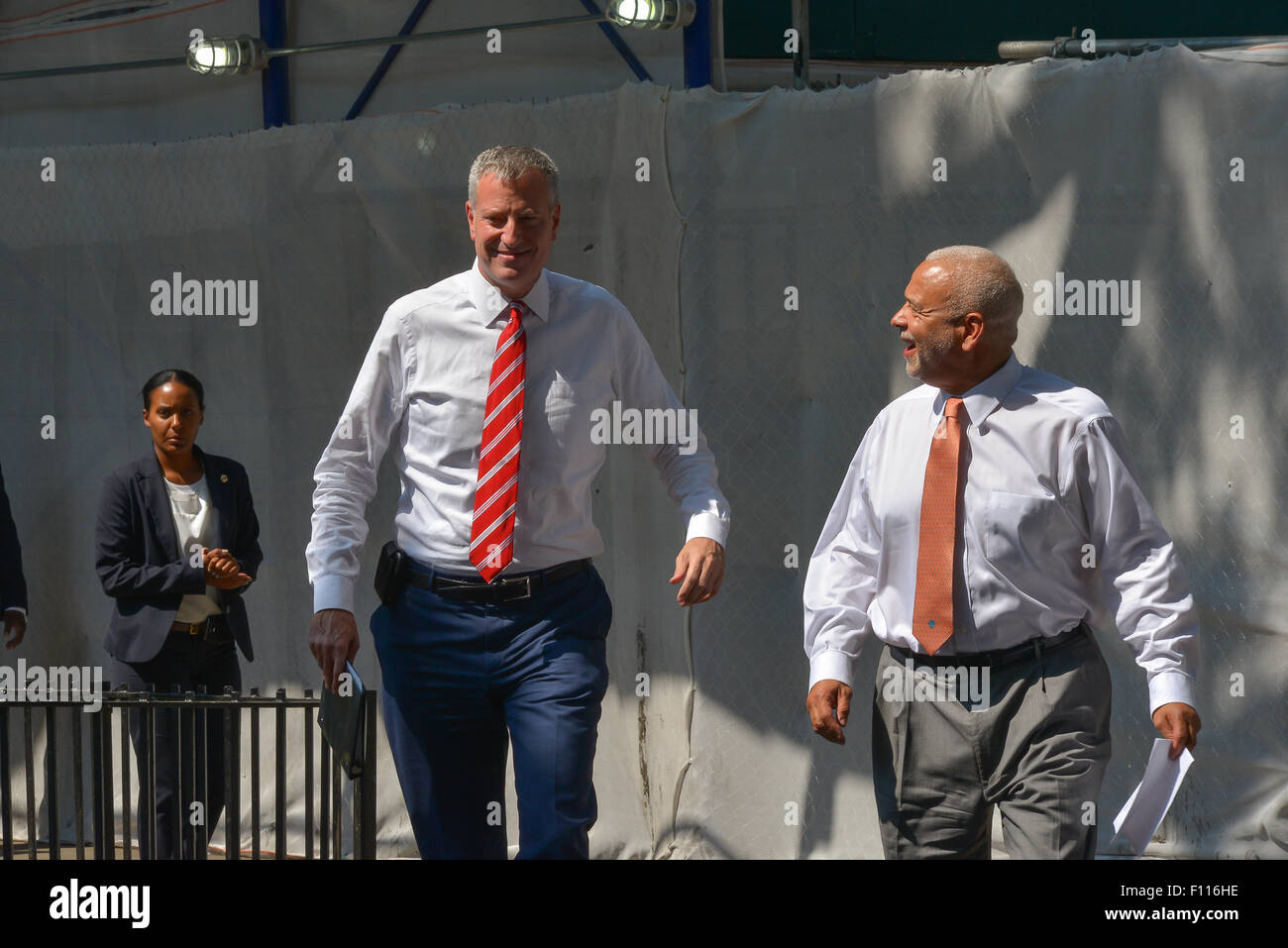 New York, Vereinigte Staaten von Amerika. 24. August 2015. NYCHA General Manager Michael Kelly (rechts) und Bürgermeister Bill de Blasio (Mitte) zu unterhalten, während der Ankunft bei der Pres-Konferenz. Bürgermeister Bill de Blasio gemeinsam mit ausgewählten Bundes-, bundesstaatlichen und lokalen Beamten, die Ersetzung der Dächer in den NYCHA Queensbridge Häusern, die Nationen größte öffentliche Wohnanlage, bekannt zu geben und zu erklären, die Ziele der "NextGeneration NYCHA" Sozialwohnungen neu zu beleben. Bildnachweis: Albin Lohr-Jones/Pacific Press/Alamy Live-Nachrichten Stockfoto