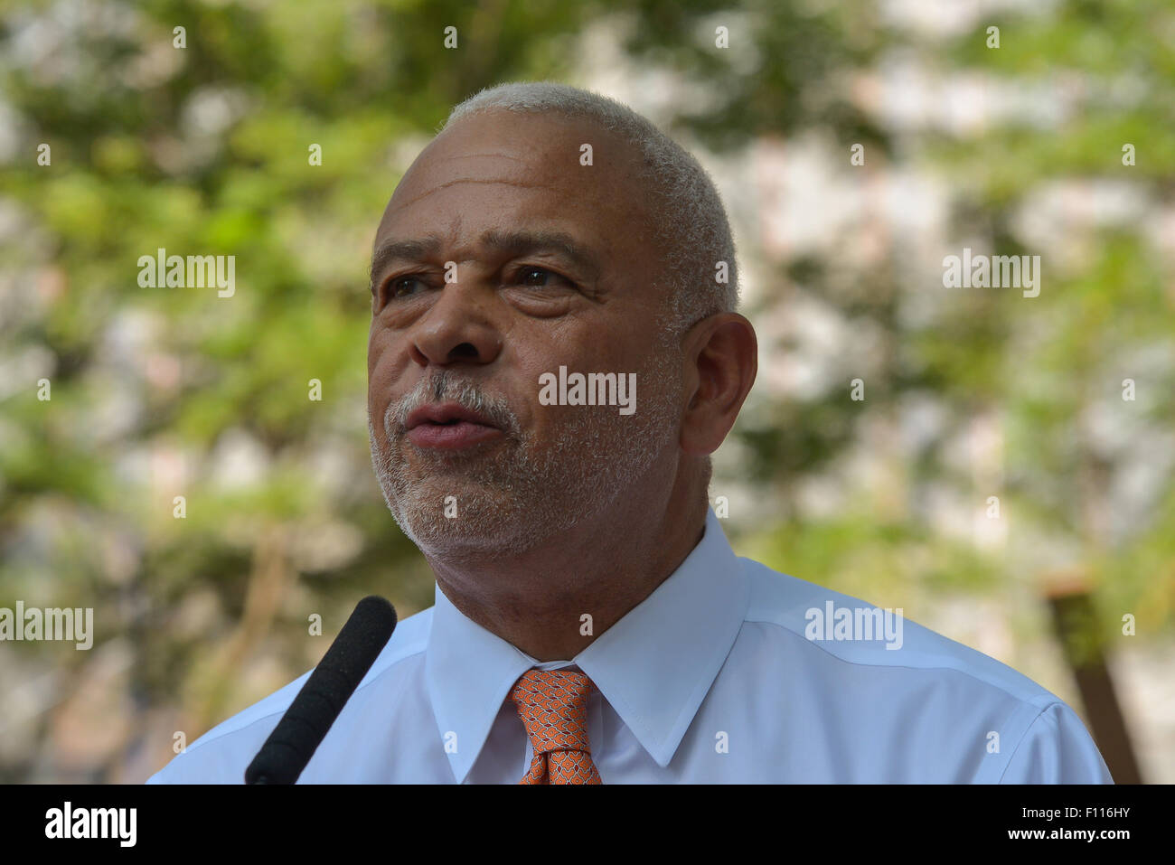 New York, Vereinigte Staaten von Amerika. 24. August 2015. NYCHA General Manager Michael Kelly, die Agentur verantwortlich für die Stadt Netzwerk von erschwinglichem Wohnraum komplexe betreut, spricht auf der "NextGeneration NYCHA" Finanzierung Ankündigung. Bürgermeister Bill de Blasio gemeinsam mit ausgewählten Bundes-, bundesstaatlichen und lokalen Beamten, die Ersetzung der Dächer in den NYCHA Queensbridge Häusern, die Nationen größte öffentliche Wohnanlage, bekannt zu geben und zu erklären, die Ziele der "NextGeneration NYCHA" Sozialwohnungen neu zu beleben. Bildnachweis: Albin Lohr-Jones/Pacific Press/Alamy Live-Nachrichten Stockfoto