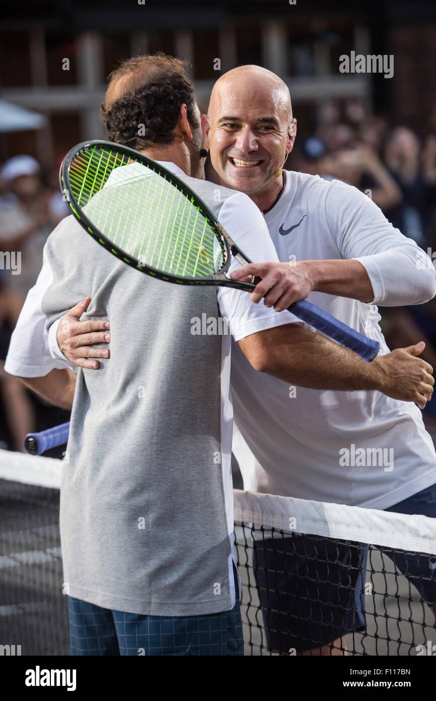 New York, NY, USA. 24. August 2015. Pete Sampras in Anwesenheit für 20. Jubiläum der kultigen Nike Street Tennis Ad, West Village, Manhattan, New York, NY 24. August 2015. Bildnachweis: Steven Ferdman/Everett Collection/Alamy Live-Nachrichten Stockfoto