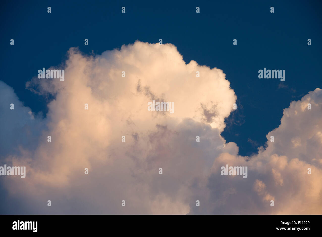 Im mittleren Westen Cumulus Sturmwolken in Indiana bei Sonnenuntergang. Stockfoto