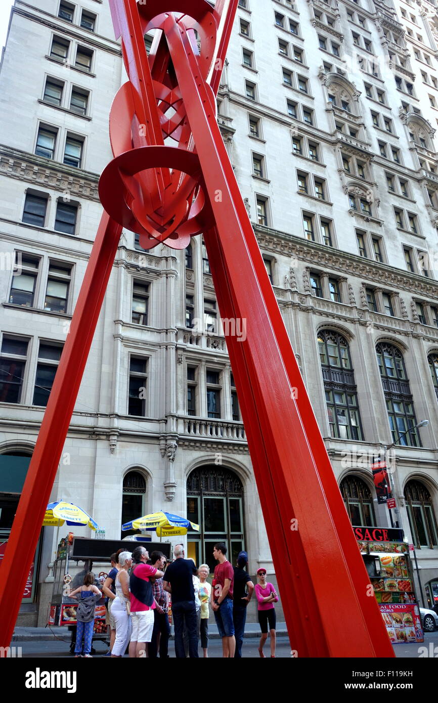 Touristen sammeln unter Red Skulptur an Zuccotti Park in New York New York. Stockfoto