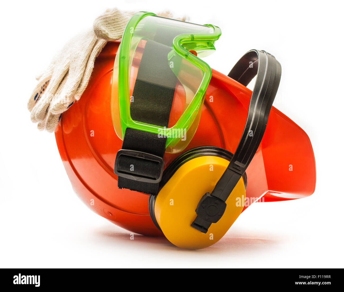 Roter Schutzhelm mit Kopfhörer, Schutzbrille und Handschuhe Stockfoto