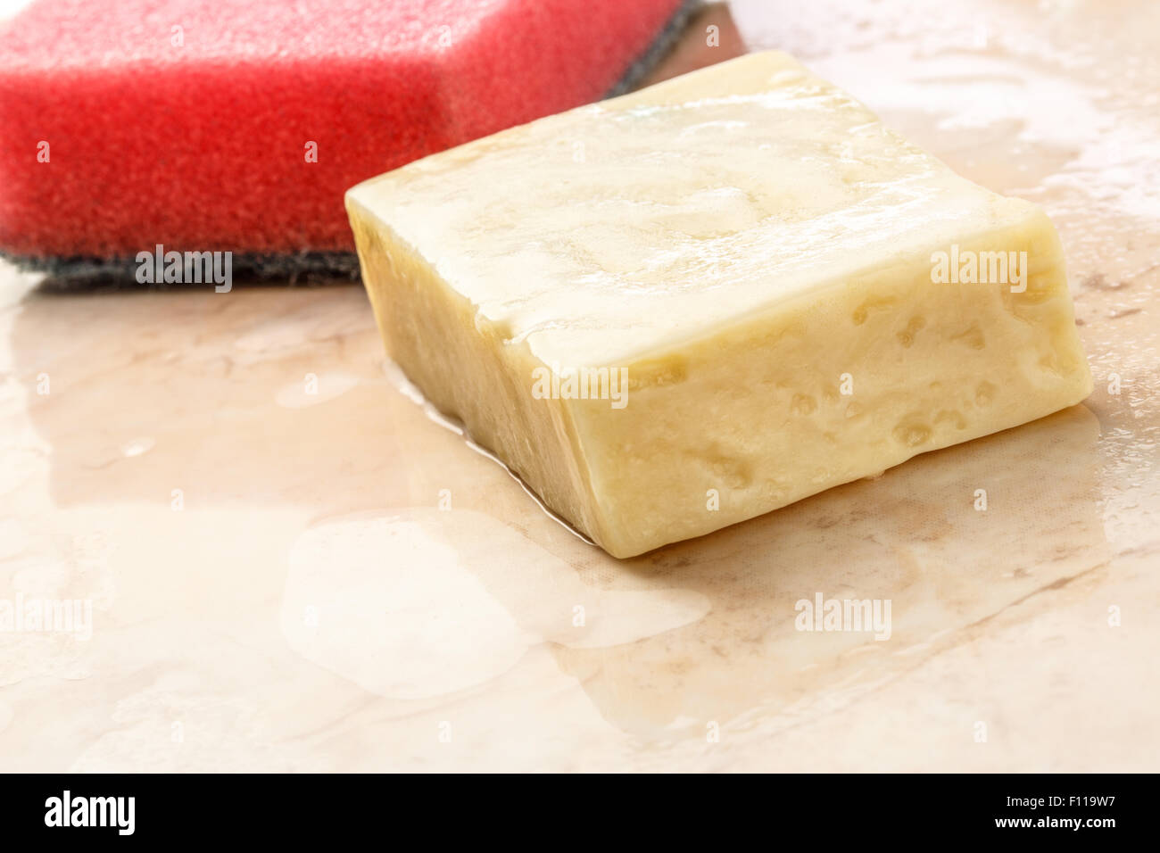 Bar von Seife und Schwamm auf Kachel Stockfoto