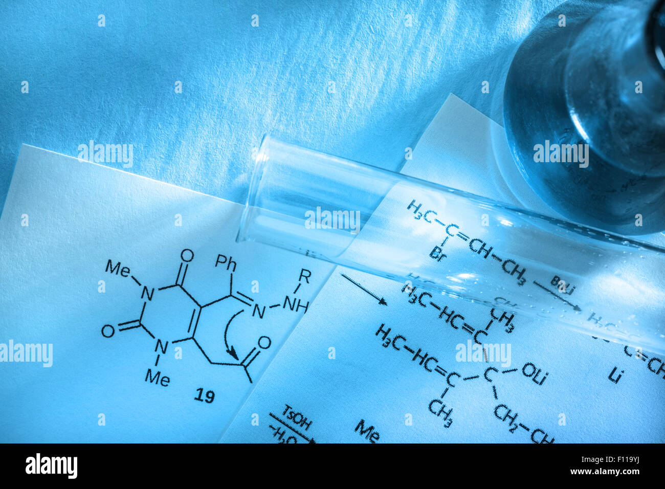 Chemie mit Reaktion Formel in blauen Tönen Stockfoto