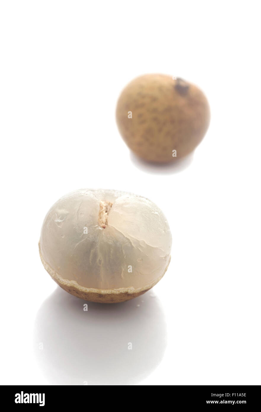 Longan. Frische Longan isoliert auf weißem Hintergrund Stockfoto