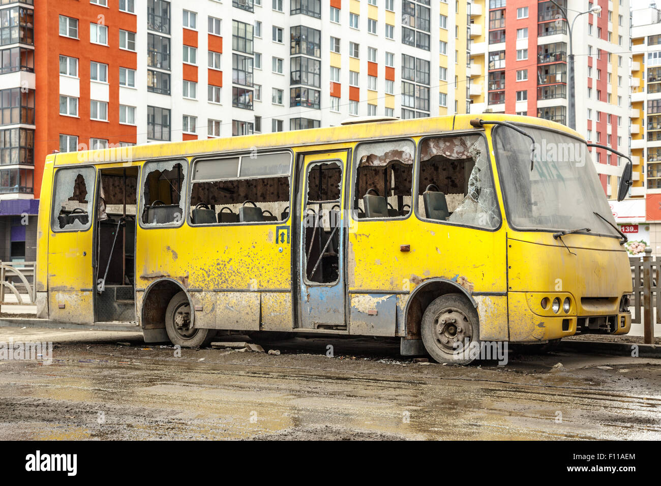 Alten schmutzig gelben Bus mit zerbrochenen Fensterscheiben Stockfoto