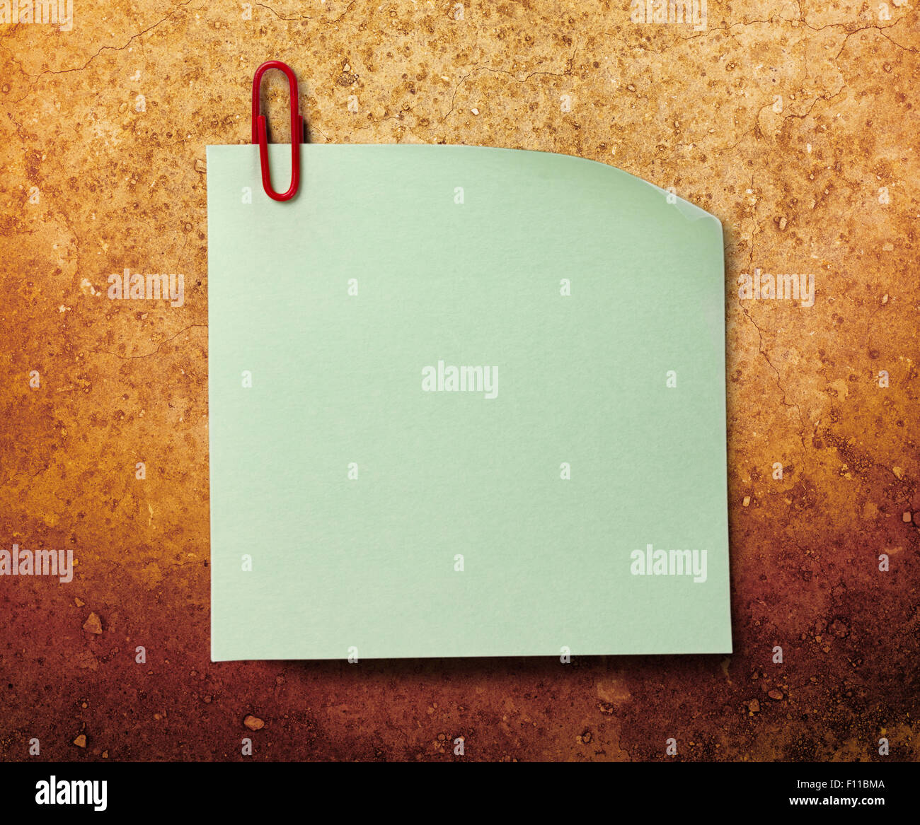 Leere grüne Plakette und roten Clip Oberfläche Stockfoto