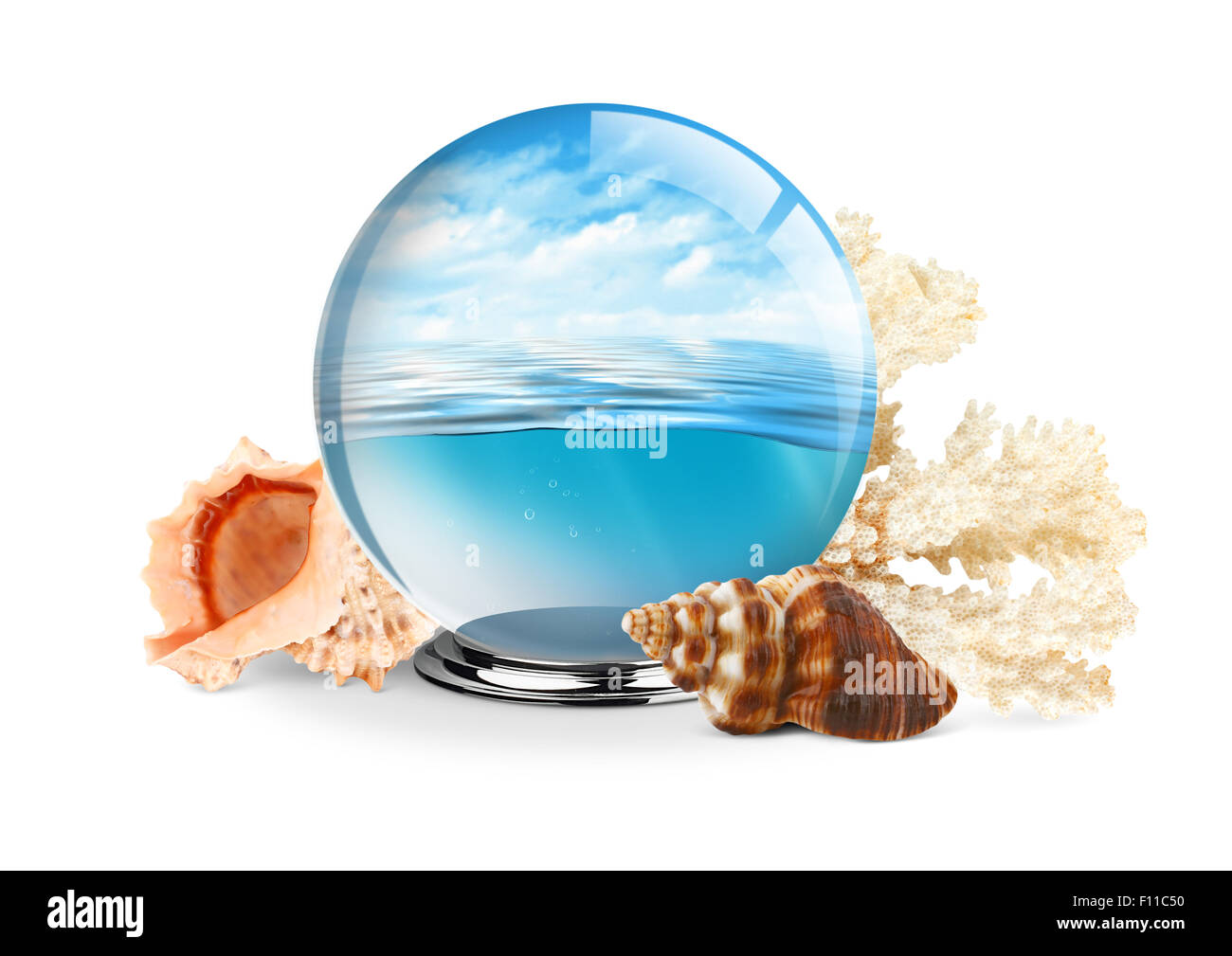 Meer in die Glaskugel mit Schale und Korallen auf weiß, Reisekonzept Stockfoto