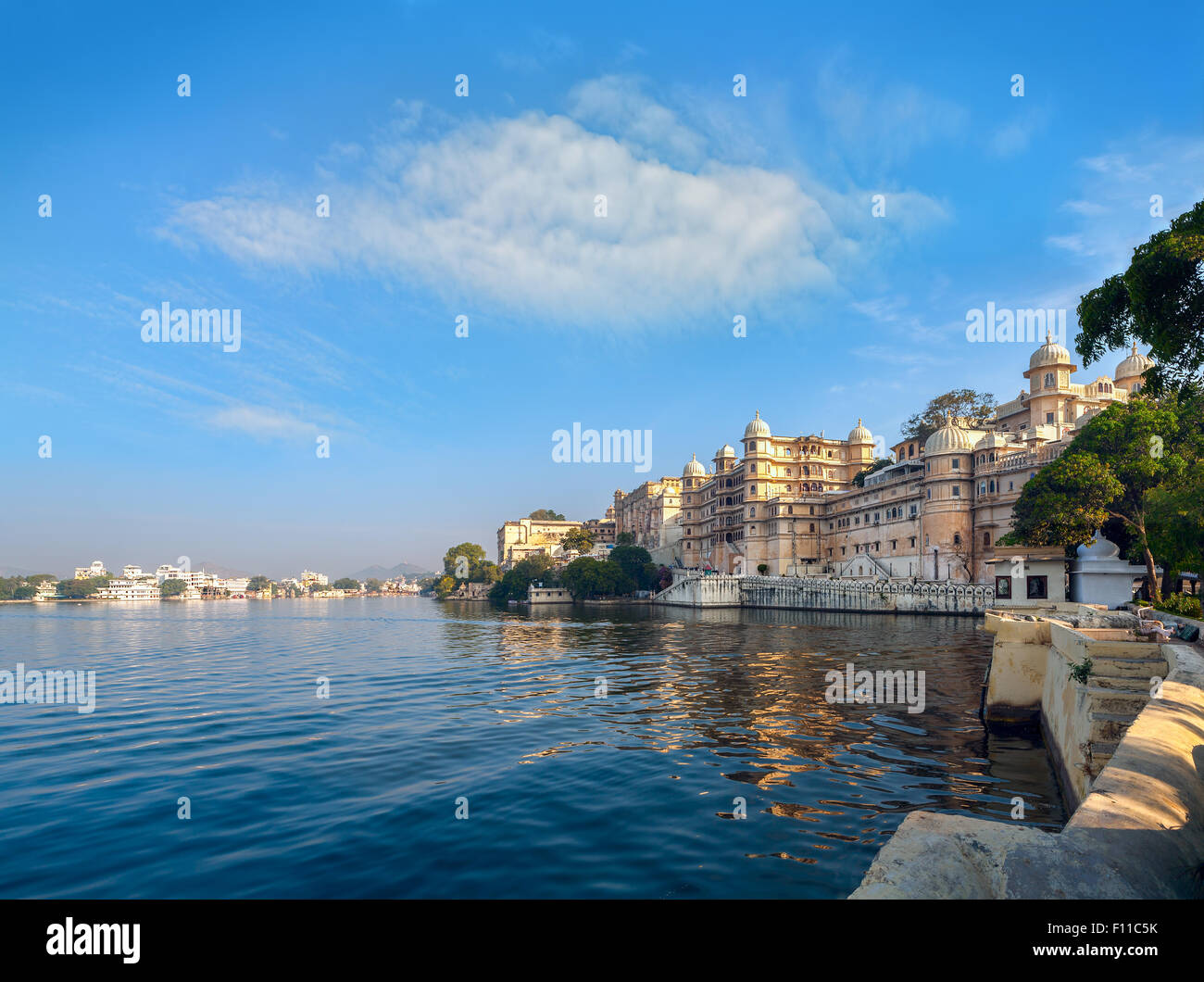 Pichola-See und City Palace in Udaipur. Udaipur, bekannt als Stadt der Seen, abgesehen von seiner Geschichte, Kultur und malerischen locati Stockfoto