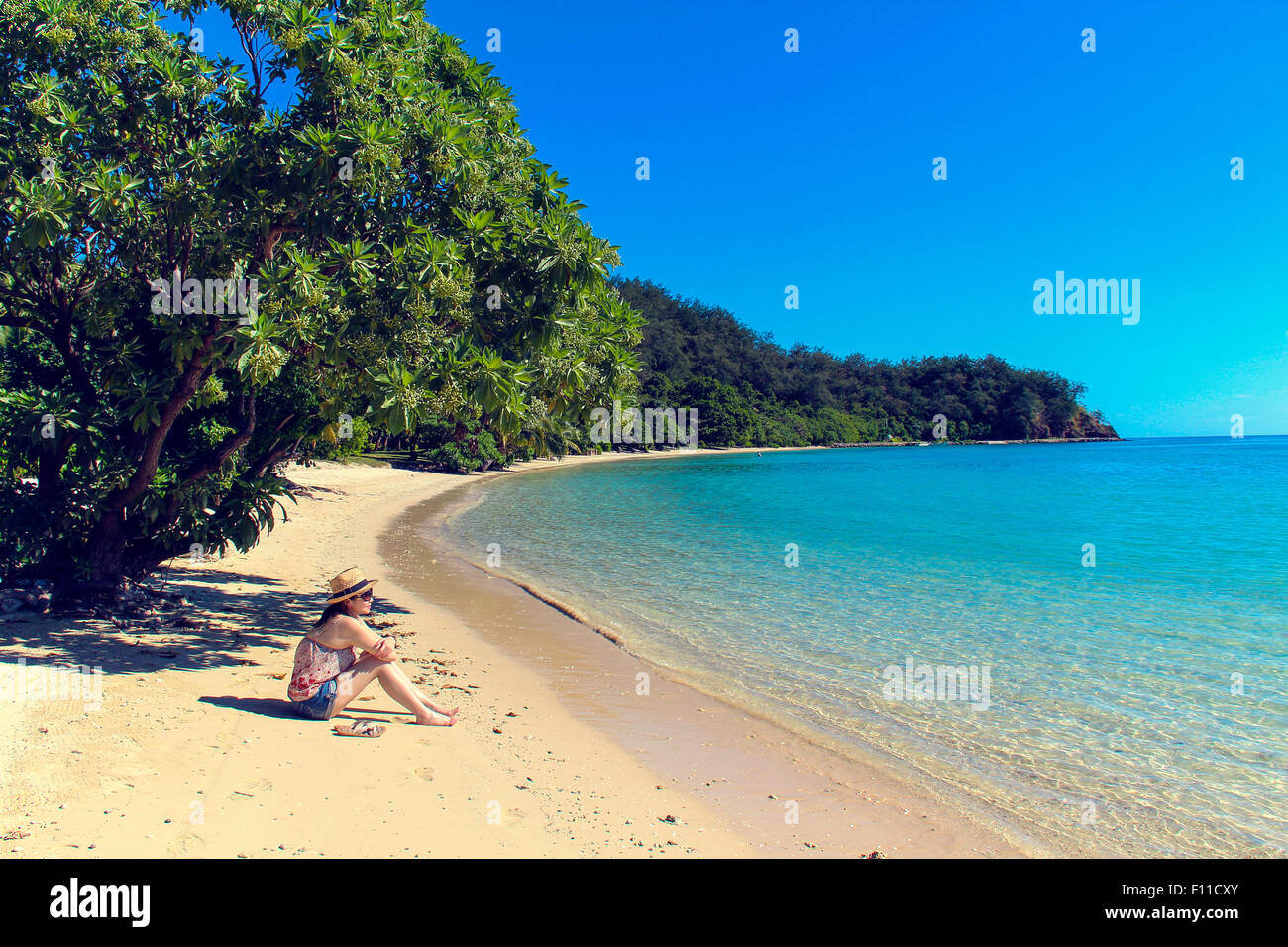 Frau am Strand sitzen Stockfoto