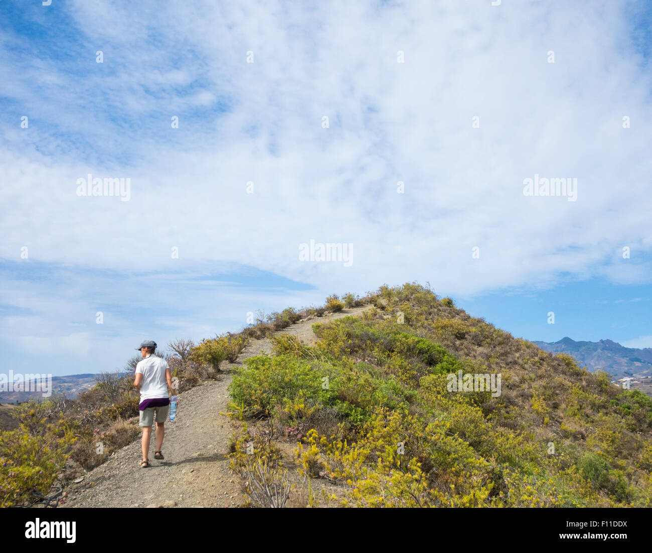 Weibliche Wanderer auf Wanderweg rund um den Rand der Bandama Krater in der Nähe von Las Palmas, Gran Canaria, Kanarische Inseln, Spanien. Stockfoto
