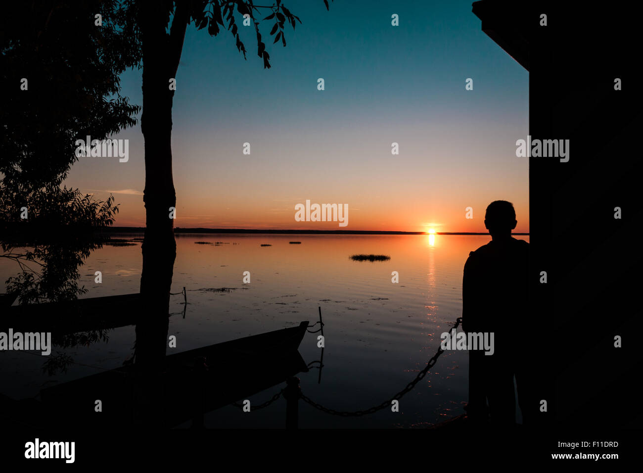 Silhouette des Mannes Blick auf Sonnenuntergang Stockfoto