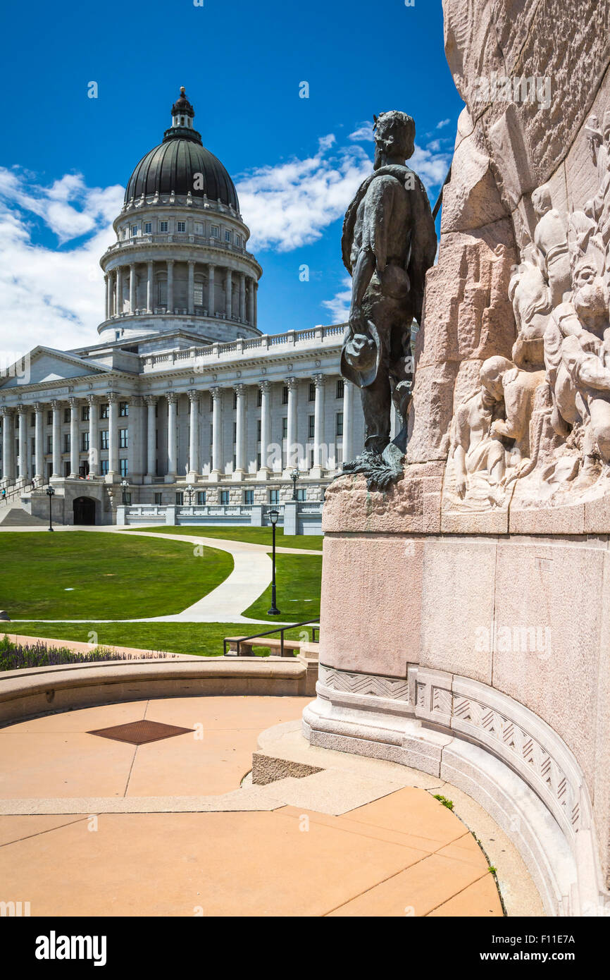 Die Utah State Capitol und Mormonen Bataillon Denkmal Gebäude in Salt Lake City, Utah. Stockfoto