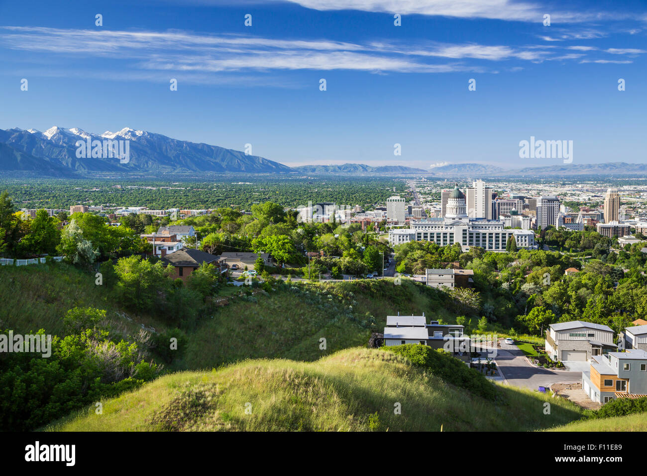 Die Skyline der Stadt und die Berge der Wasatchkette im Salt Lake City, Utah, USA. Stockfoto