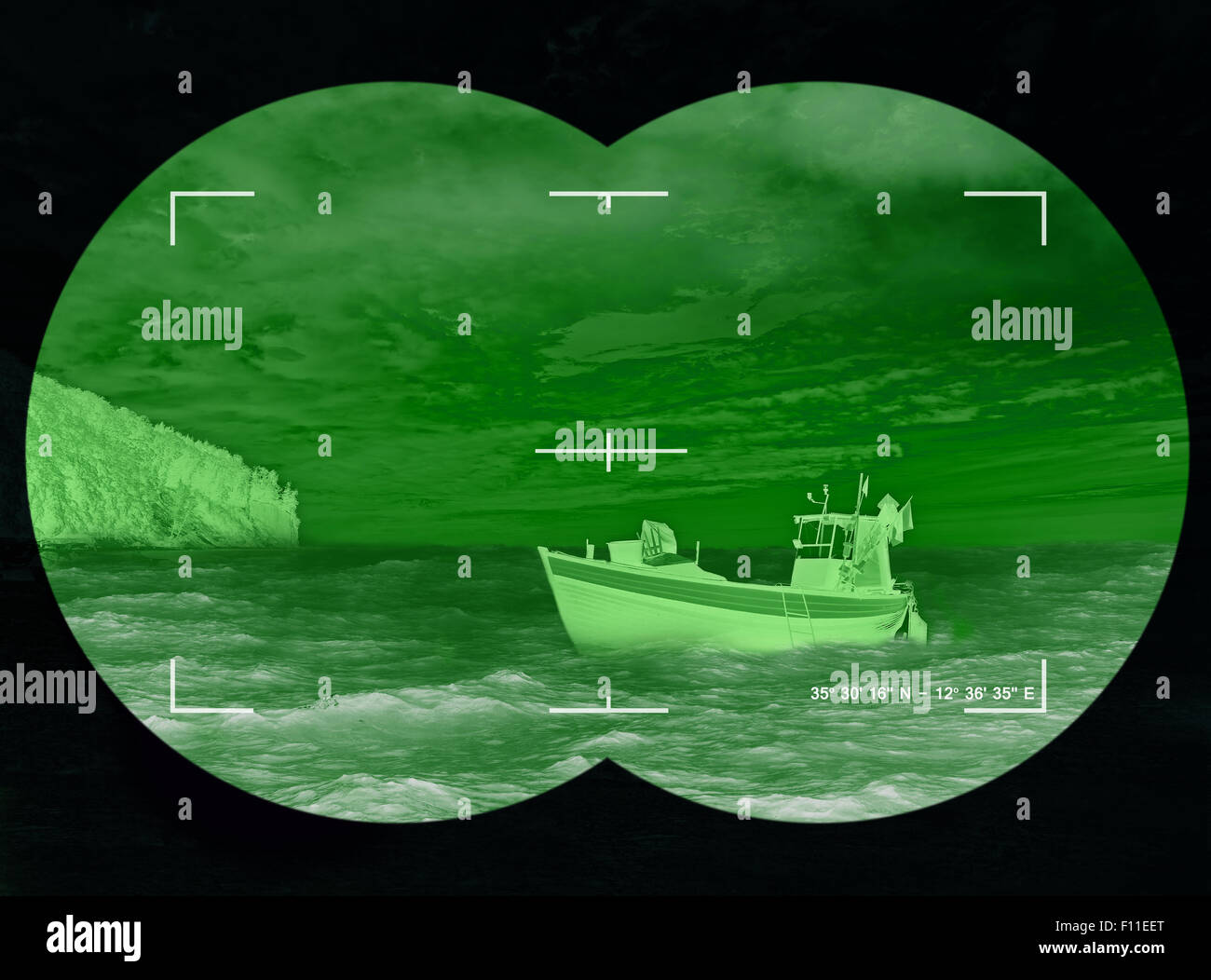 Verlassene Boot an der Küste - Flüchtlinge leben, neue Häuser zu finden oder das Leben wegen Verfolgung riskieren. Stockfoto