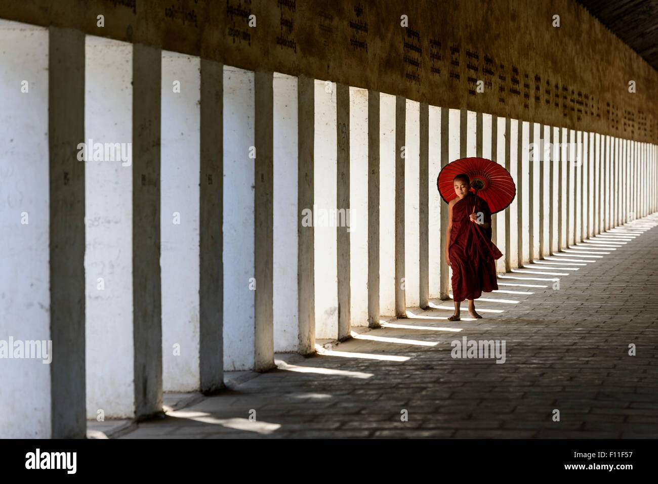 Mönch Hält Sonnenschirm Stockfotos und -bilder Kaufen - Alamy