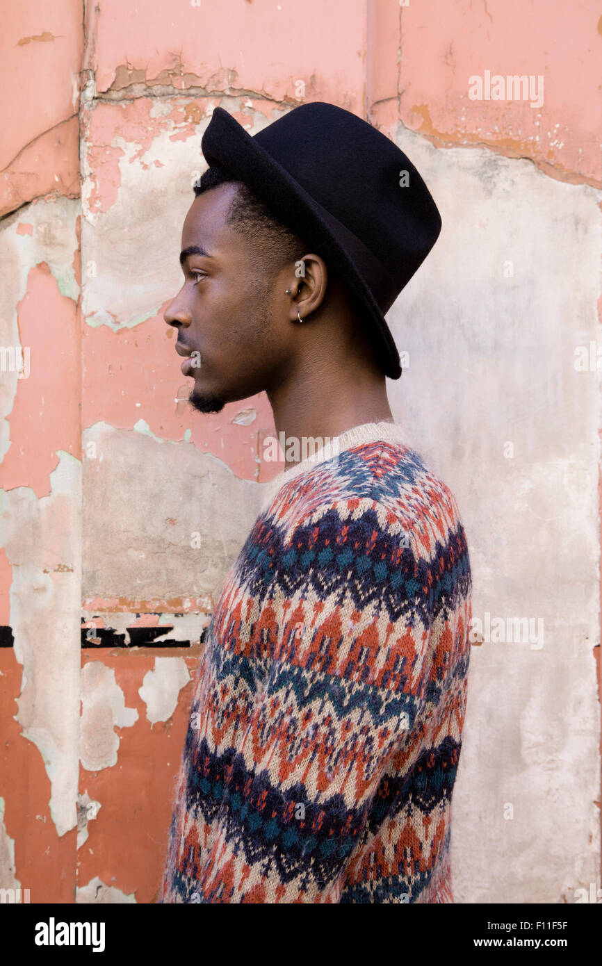 Profil von schwarzen Mann, der durch verfallene Gebäude Stockfoto