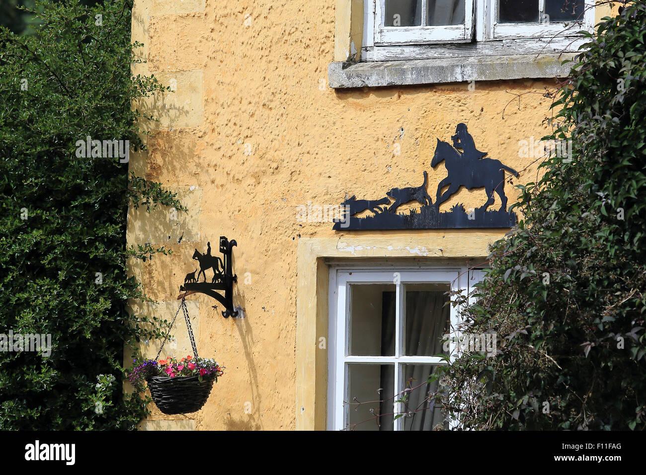 Dekoration auf Kosten des Hauses an der High Street, Badminton Dorf, Gloucestershire, England Stockfoto
