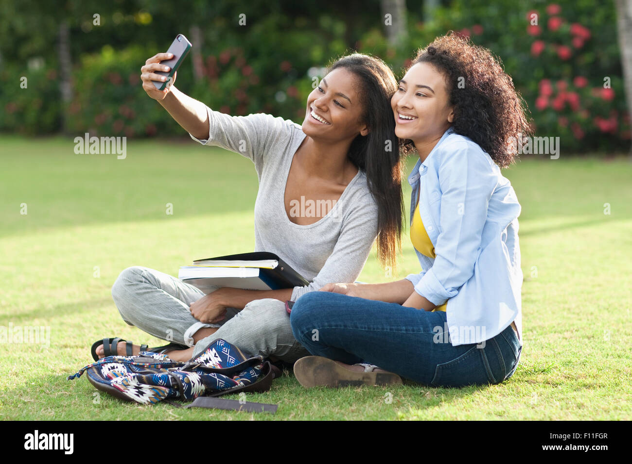 Schwarze Frauen, die die Selfie im park Stockfoto