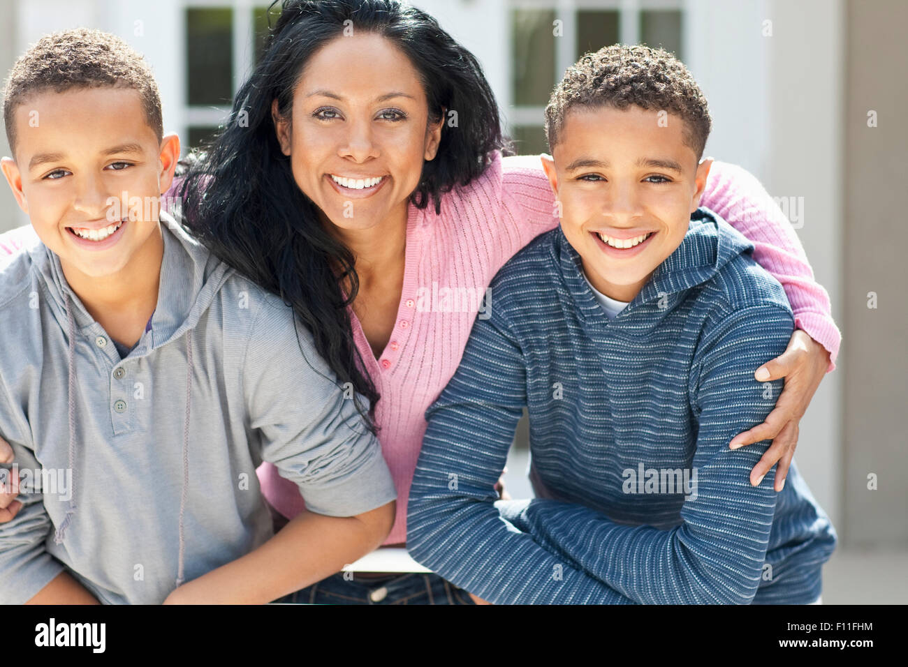 Nahaufnahme von Mutter umarmt Söhne im freien Stockfoto