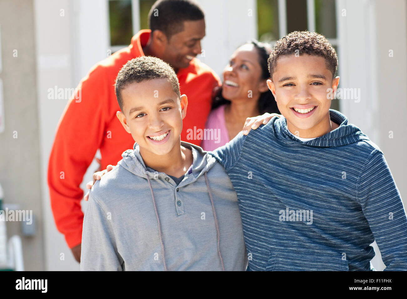 Nahaufnahme von Brüdern, die Umarmungen im freien Stockfoto