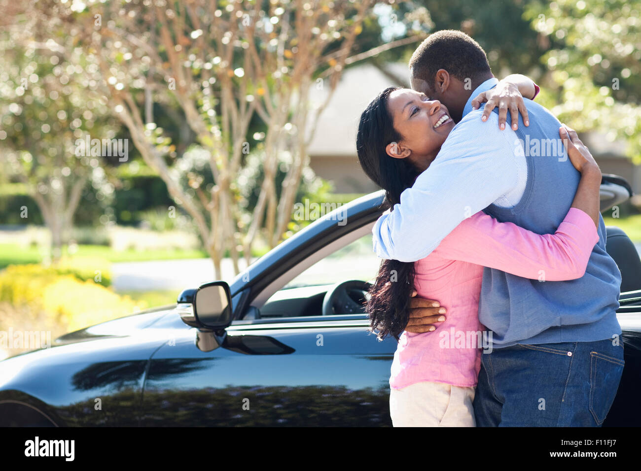 Paar, umarmen, in der Nähe von Cabrio Stockfoto