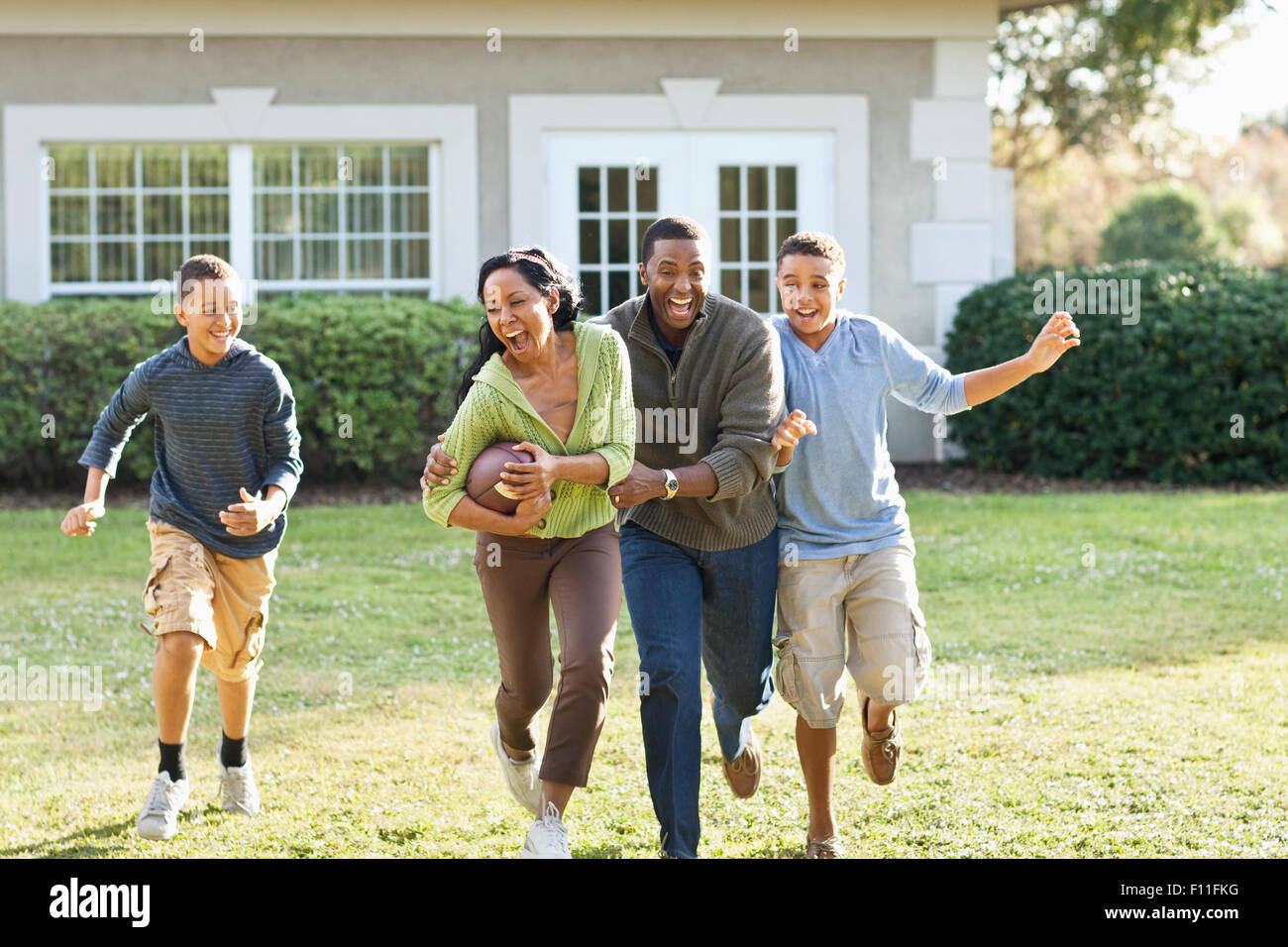 Familie im Garten Fußball spielen Stockfoto