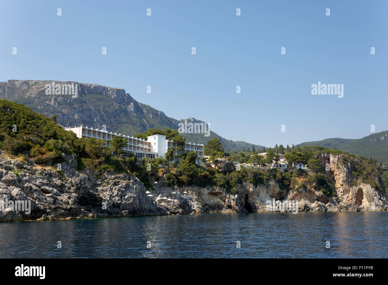 Klippen mit Akrotiri Beach Hotel, Paleokastrista, Insel Korfu, Ionische Inseln, Griechenland Stockfoto
