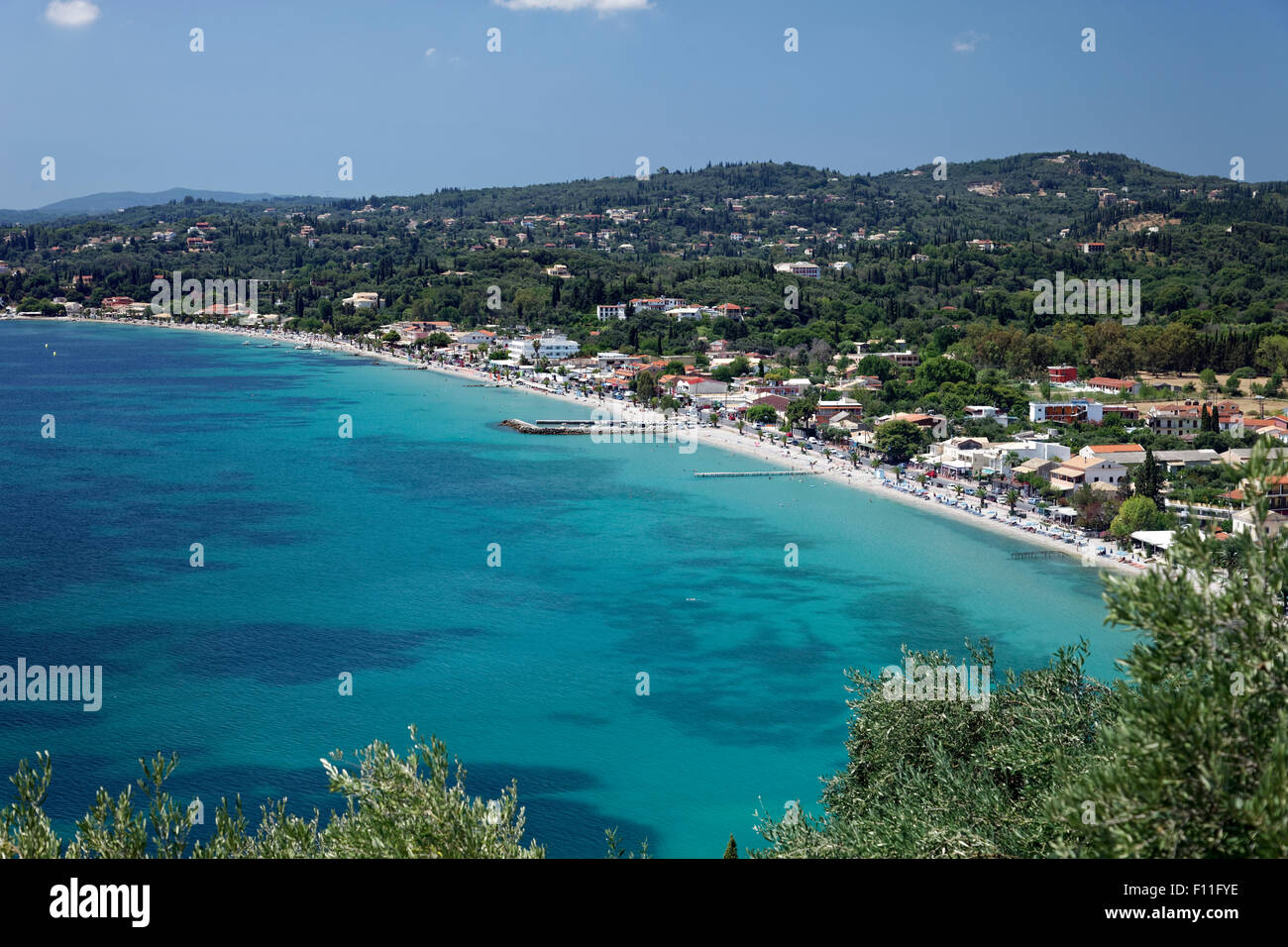 Zeitlosen Bucht und den Strand mit Kato Agios Markos, Corfu, Ionische Inseln, Griechenland Stockfoto