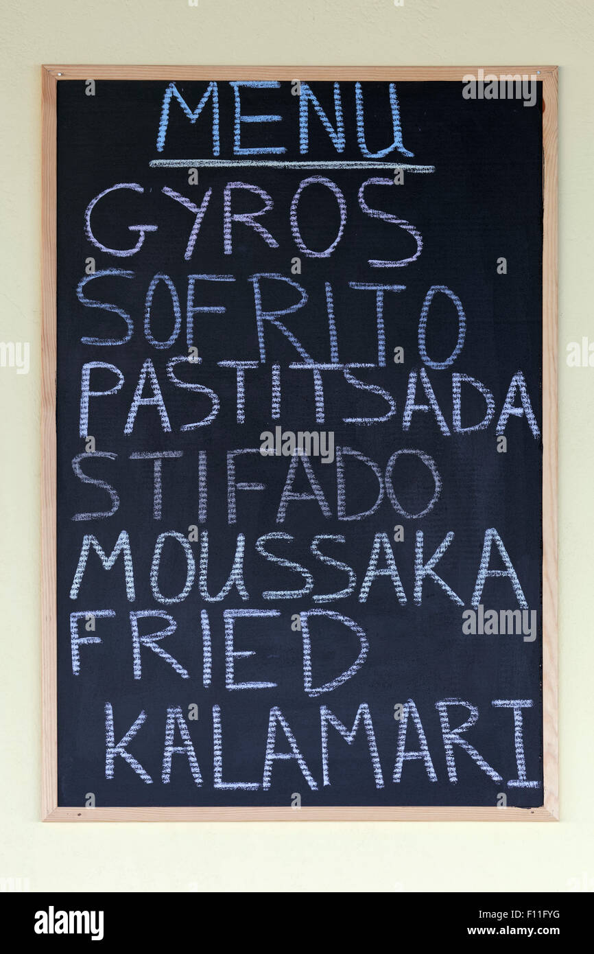 Menü auf eine Tafel, griechische Gerichte, Gyros, Sofrito, Pastitsada, Stifado, Moussaka und gebratenen Calamari, Paleokastrista Stockfoto