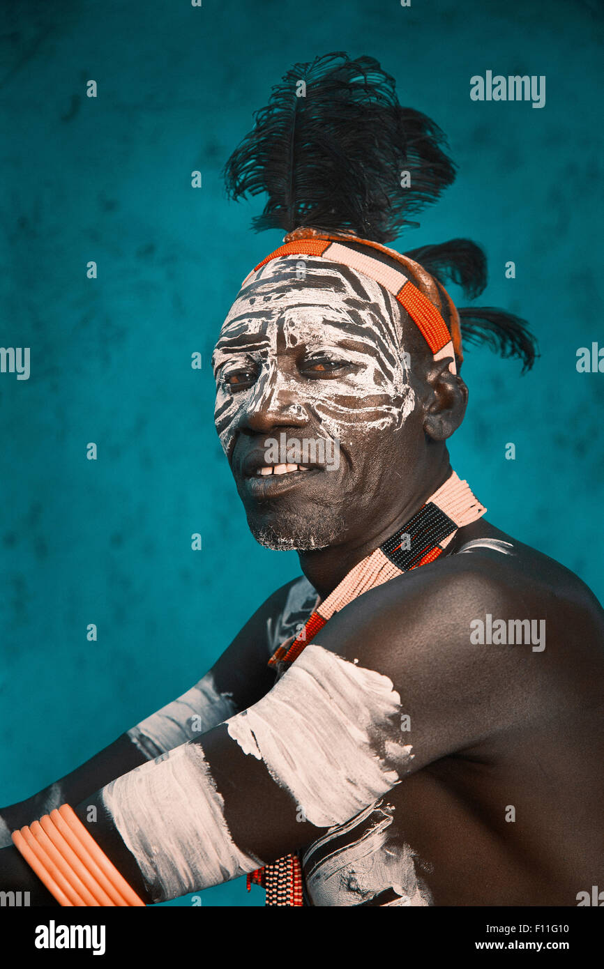 Schwarzer Mann tragen traditionelle Körperbemalung Stockfoto