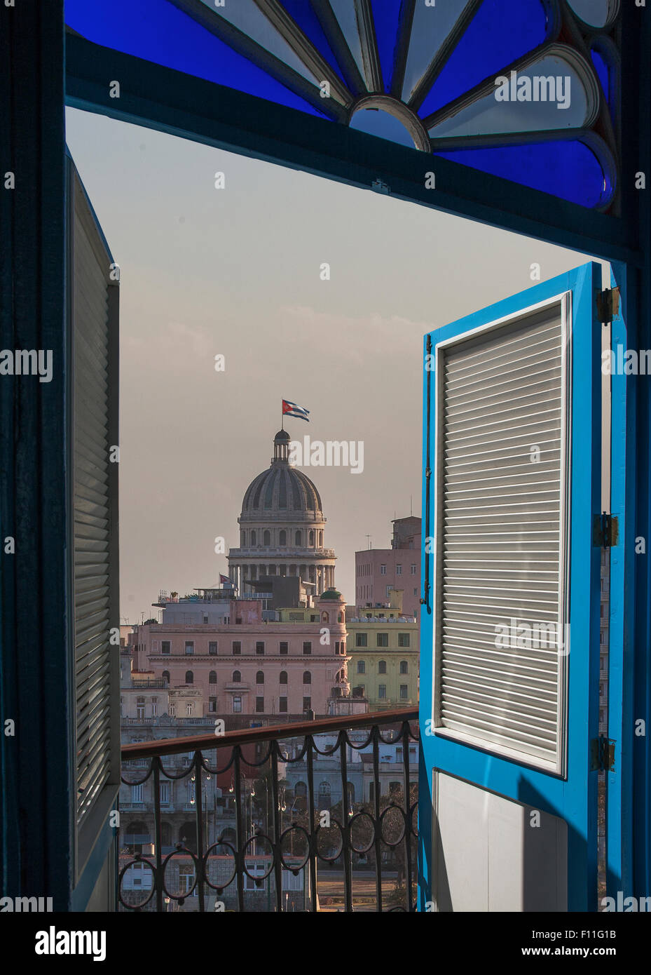 Balkontüren über Stadtansicht, Havanna, Kuba Stockfoto