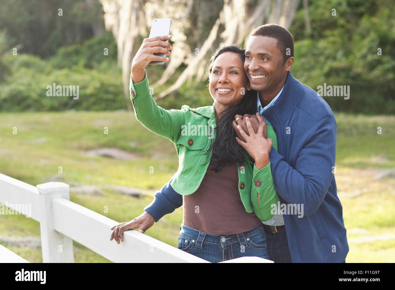 Paar Einnahme Selfies am Zaun Stockfoto
