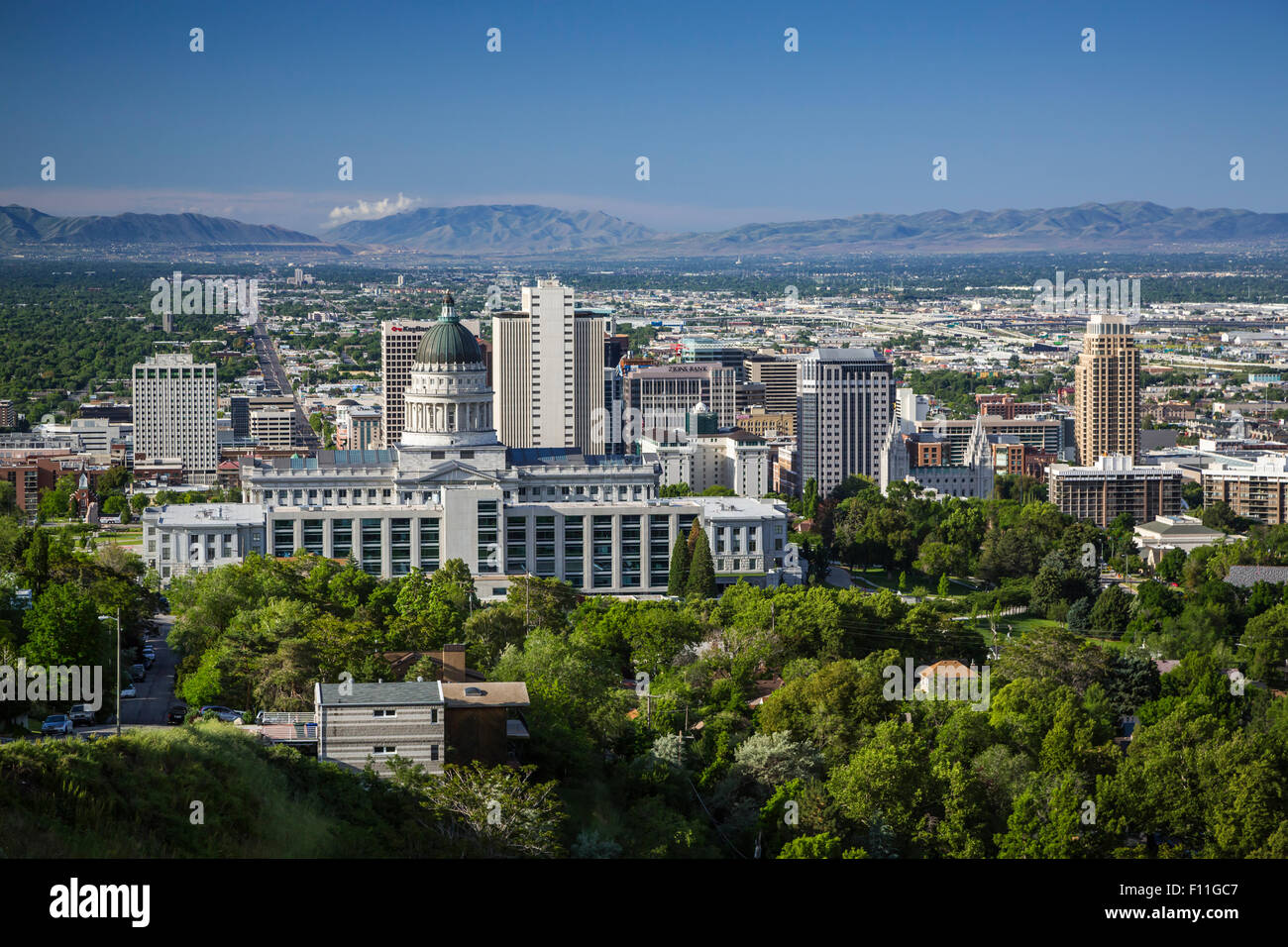 Die Skyline der Stadt und die Berge der Wasatchkette im Salt Lake City, Utah, USA. Stockfoto