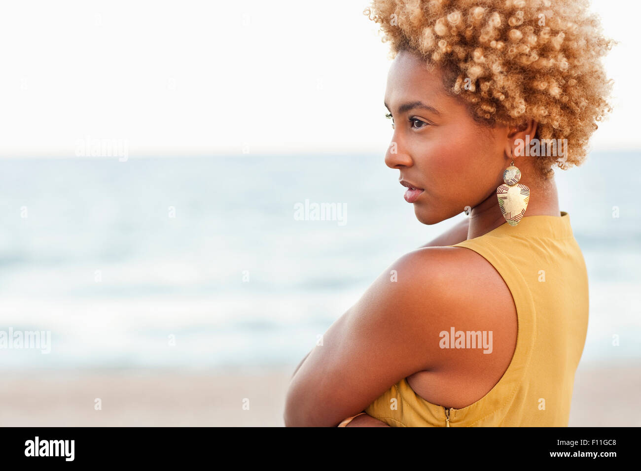 Profil von nachdenklich schwarze Frau am Strand Stockfoto