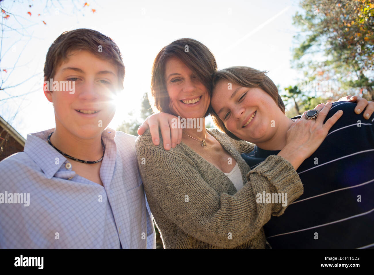 Kaukasische Mutter und Söhne umarmt im freien Stockfoto