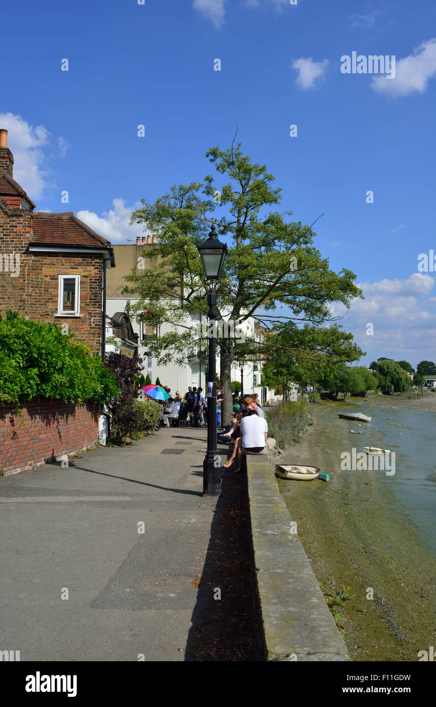 Die Glocke & Krone, Thames Rd, Strand am Grün, Kew, London W4, Vereinigtes Königreich Stockfoto