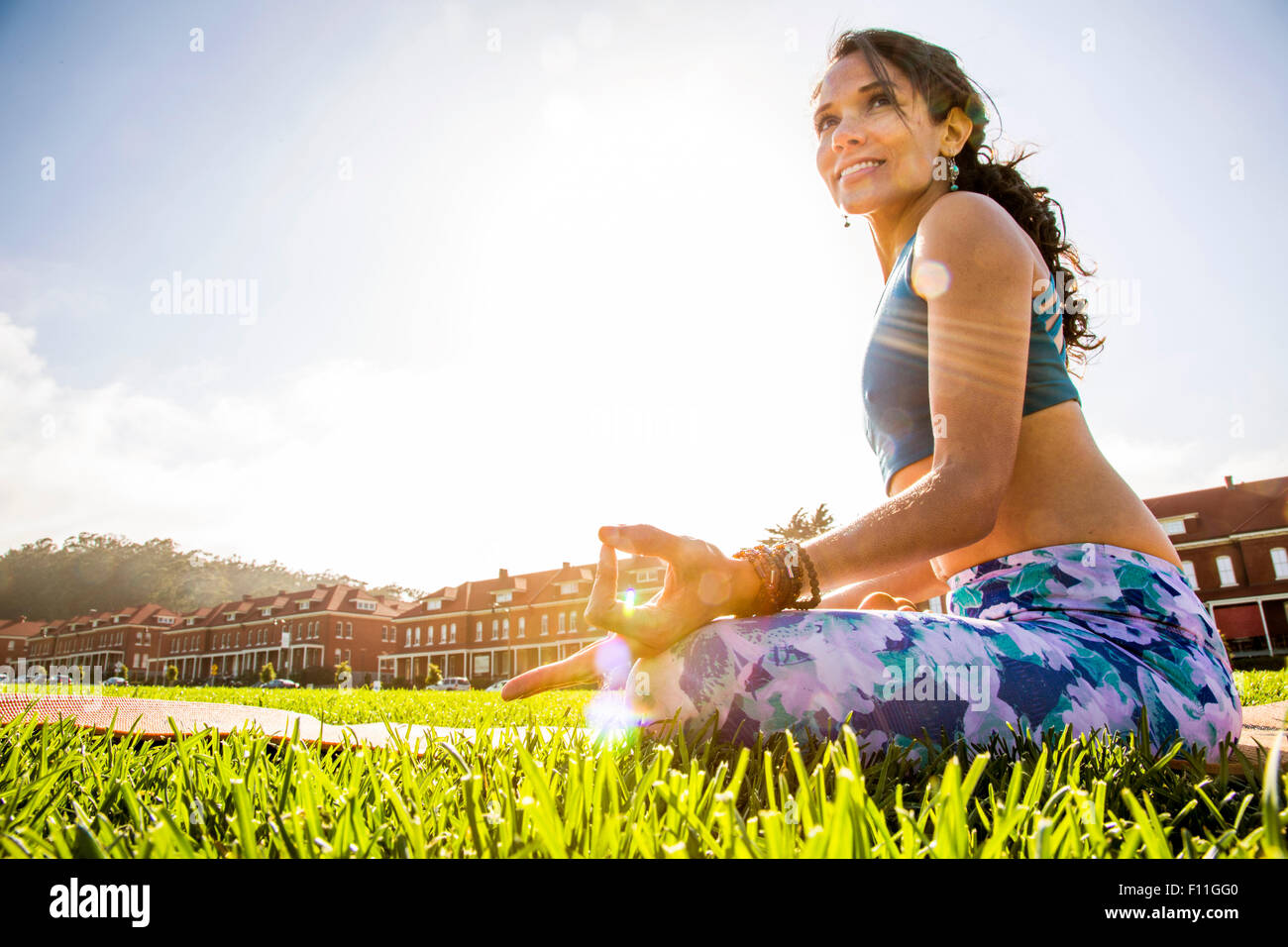 Hispanic Frau praktizieren Yoga im Stadtpark Stockfoto