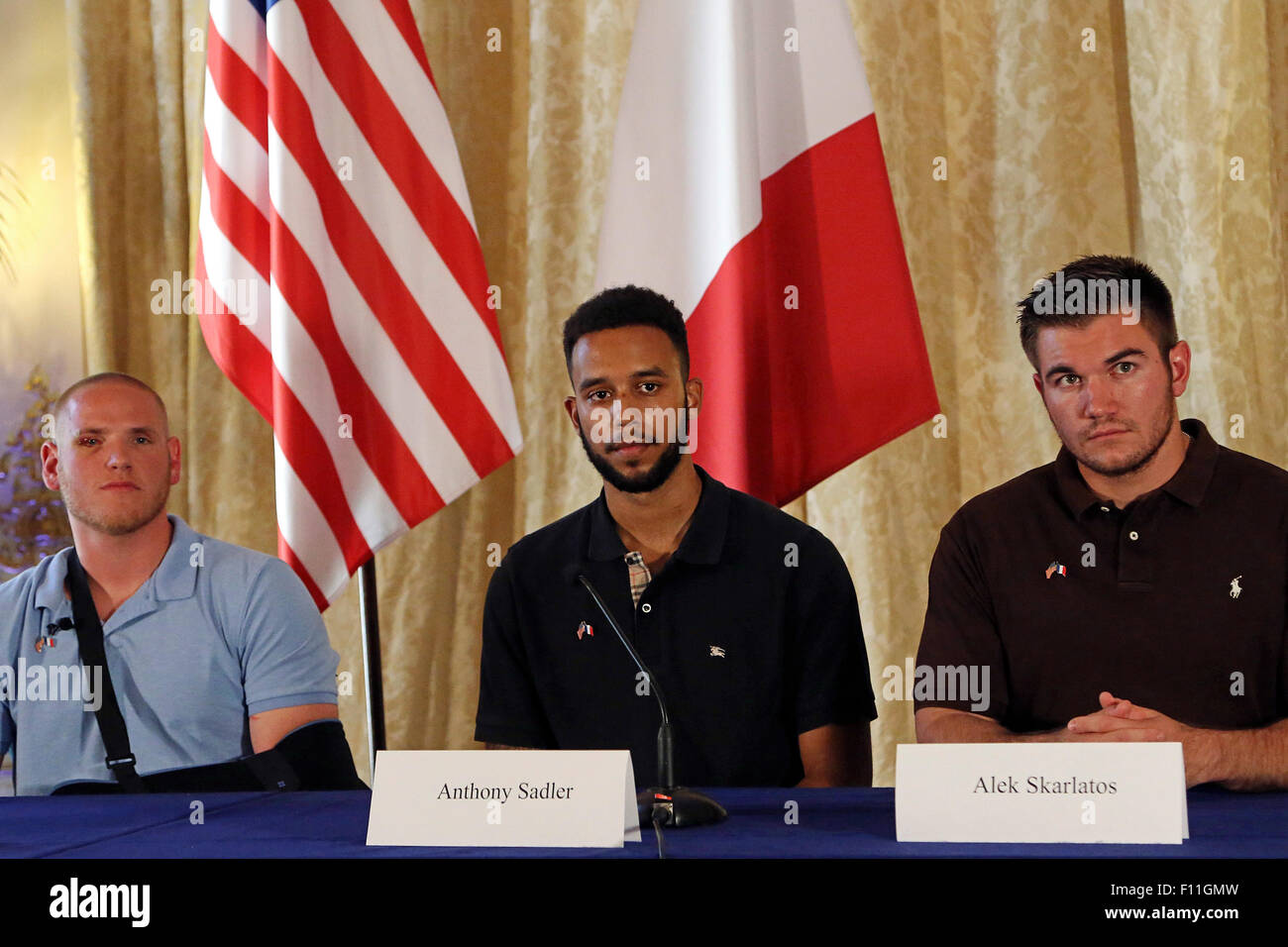 Paris, Frankreich. 23. August 2015. Spencer Stone, Anthony Sadler und Alek Skarlatos während einer Pressekonferenz in US Botschafter Residenz am 23. August 2015 in Paris, Frankreich. Spencer Stone, Anthony Sadler und Alek Skarlatos überwältigt ein Schütze ein High-Speed-Zug nach 25-j hrige marokkanisch, Ayoub El-Khazzani, eröffneten das Feuer auf einen Thalys Zug Reise von Amsterdam nach Paris. El-Khazzani, hatte eine Kalaschnikow, eine automatische Pistole und einem Teppichmesser wird verhaftet, als der Zug in der französischen Stadt Arras. / Bild-Alliance hielt © Dpa/Alamy Live-Nachrichten Stockfoto