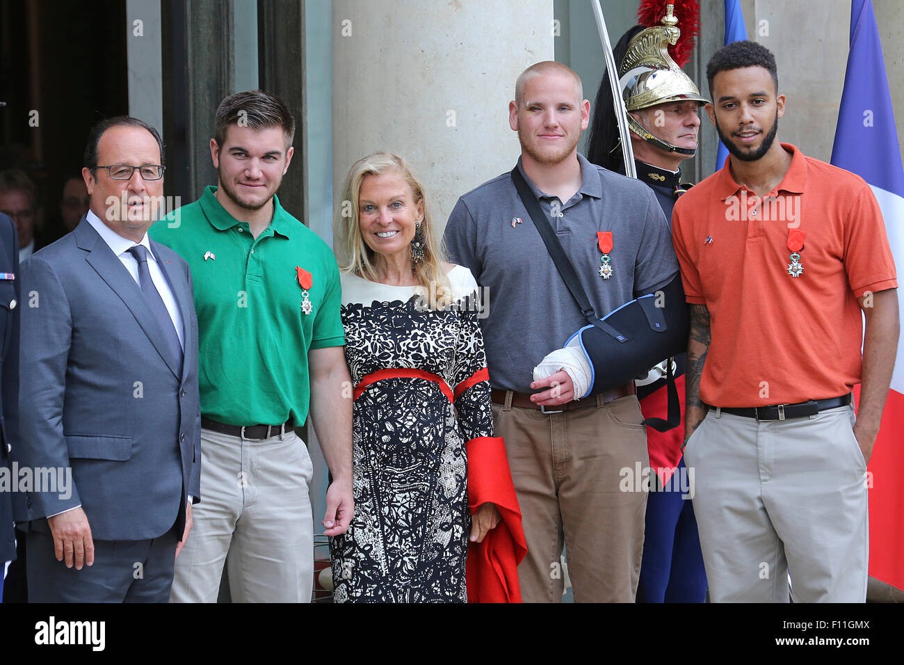 Paris, Frankreich. 24. August 2015. Francois Hollande, Alek Skarlatos, Jane Hartley, Spencer Stone und Anthony Sadler - französische Präsident Francois Hollande erhält U.S.-Frankreich Botschafter, Jane Hartley und Preisträger an einem Empfang im Elysee-Palast auf 24. August 2015 in Paris, Frankreich. Spencer Stone, Anthony Sadler, Alek Skarlatos und Chris Norman sind vergeben die Légion d ' Honneur nach Überwältigung der Schütze, 25-j hrige marokkanisch, Ayoub El-Khazzani, an Bord ein Hochgeschwindigkeitszug, nachdem er das Feuer auf Thalys Zug von Amsterdam nach Paris eröffnet. Bildnachweis: Dpa/Alamy Live-Nachrichten Stockfoto
