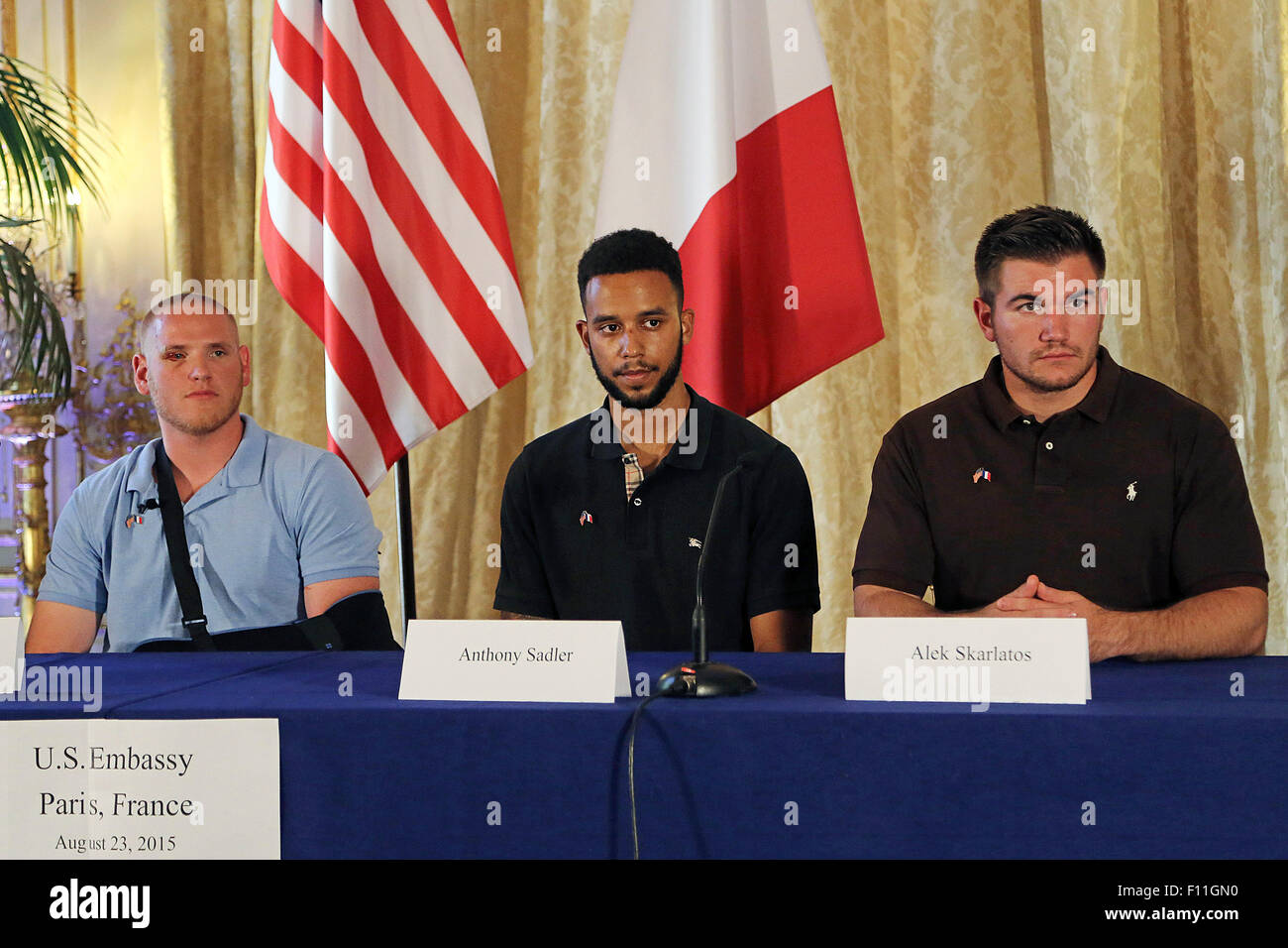 Paris, Frankreich. 23. August 2015. Spencer Stone, Anthony Sadler und Alek Skarlatos während einer Pressekonferenz in US Botschafter Residenz am 23. August 2015 in Paris, Frankreich. Spencer Stone, Anthony Sadler und Alek Skarlatos überwältigt ein Schütze ein High-Speed-Zug nach 25-j hrige marokkanisch, Ayoub El-Khazzani, eröffneten das Feuer auf einen Thalys Zug Reise von Amsterdam nach Paris. El-Khazzani, hatte eine Kalaschnikow, eine automatische Pistole und einem Teppichmesser wird verhaftet, als der Zug in der französischen Stadt Arras. / Bild-Alliance hielt © Dpa/Alamy Live-Nachrichten Stockfoto