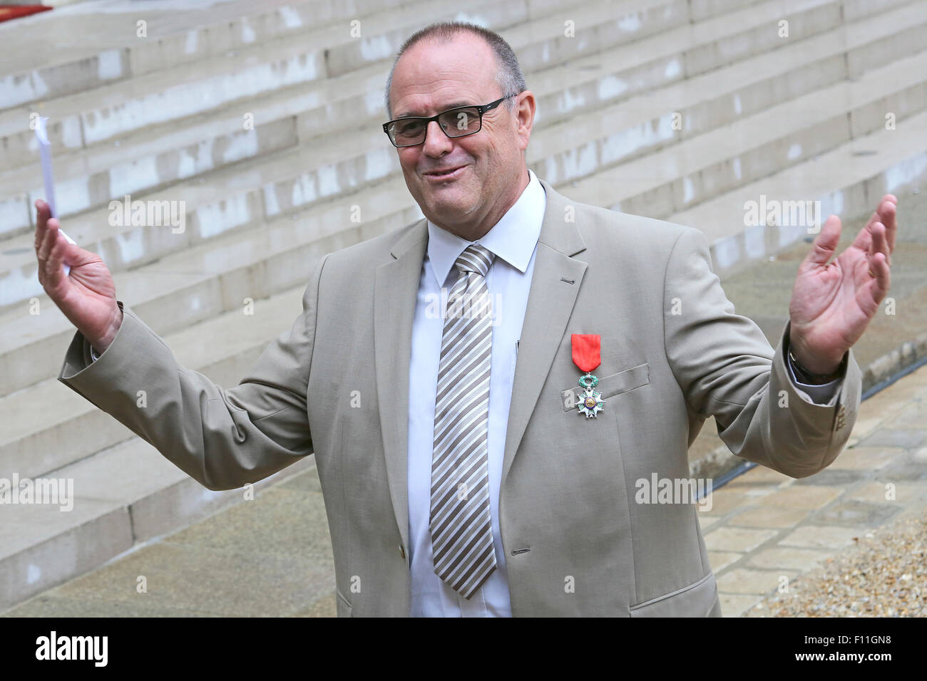 Paris, Frankreich. 24. August 2015. Britische Passagier Chris Norman - französische Präsident Francois Hollande erhält U.S.-Frankreich Botschafter, Jane Hartley und Preisträger an einem Empfang im Elysee-Palast auf 24. August 2015 in Paris, Frankreich. Spencer Stone, Anthony Sadler, Alek Skarlatos und Chris Norman sind vergeben die Légion d ' Honneur nach Überwältigung der Schütze, 25-j hrige marokkanisch, Ayoub El-Khazzani, an Bord ein Hochgeschwindigkeitszug, nachdem er das Feuer auf Thalys Zug von Amsterdam nach Paris eröffnet. Bildnachweis: Dpa/Alamy Live-Nachrichten Stockfoto