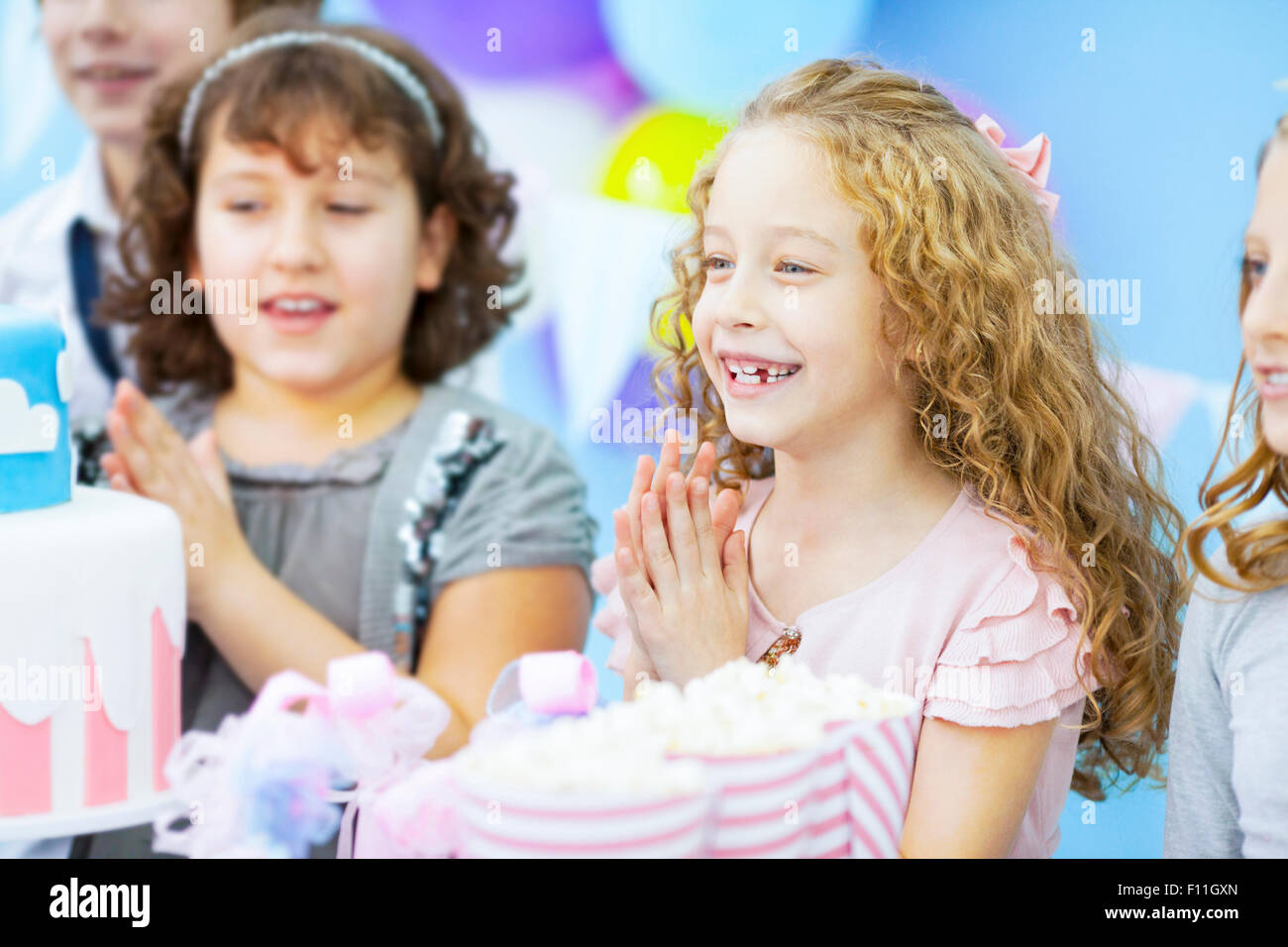 Kinder jubeln auf Geburtstagsparty Stockfoto